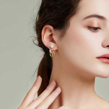 Angelababy优雅百搭新宠CD珍珠耳钉，Di0r复古金饰